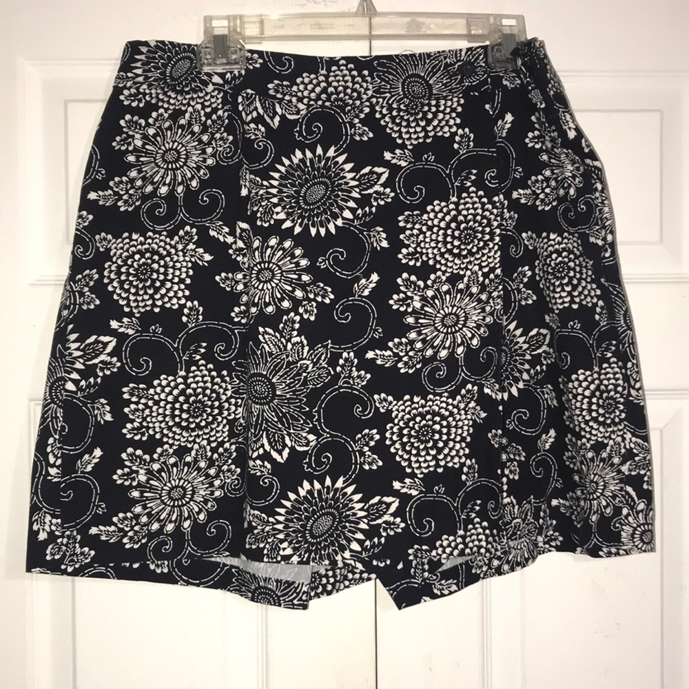 NWOT Women’s Stretch Floral Skort